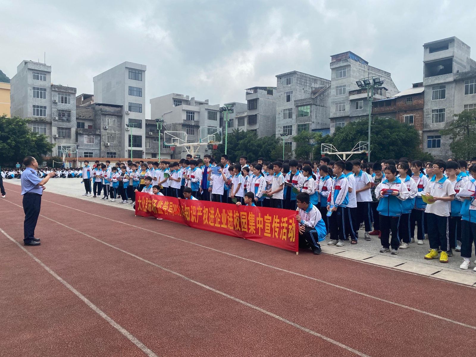 4月23日,大化县市场监管局执法人员走进大化第四中学开展知识产权宣传