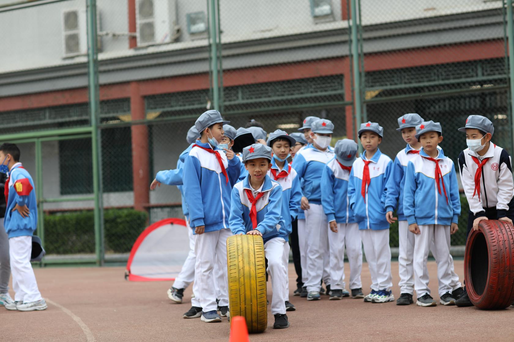 挑扁担扛沙袋北京育才学校中小学生通过趣味游戏学党史