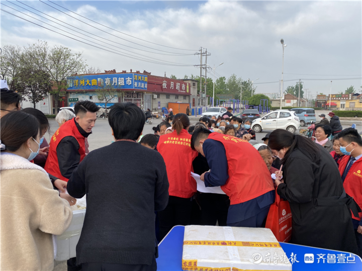 博兴农商银行寨郝支行举行"爱心早餐"公益活动