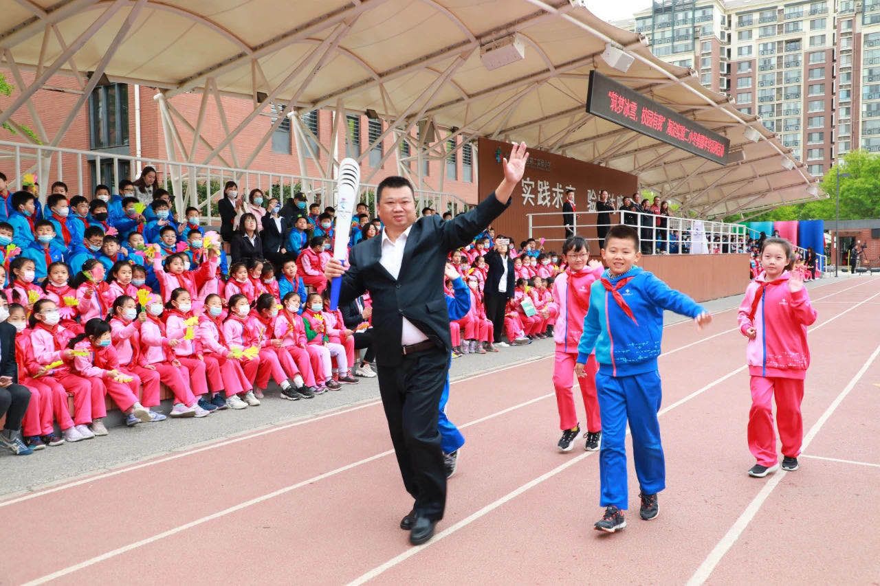 4月30日,在距离北京冬奥会280天之际,海淀实验二小在学校运动场启动了