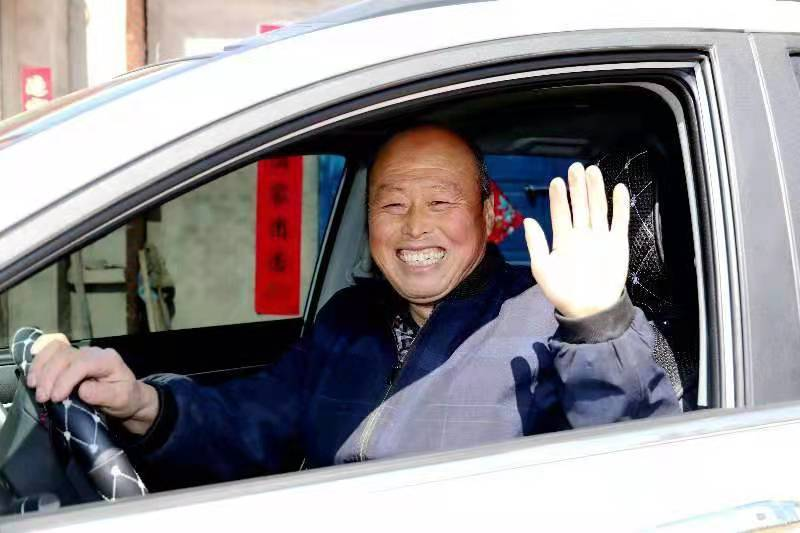 56岁的韩召平是地地道道的农民,虽生活在农村,但家里汽车,农机具,摩托