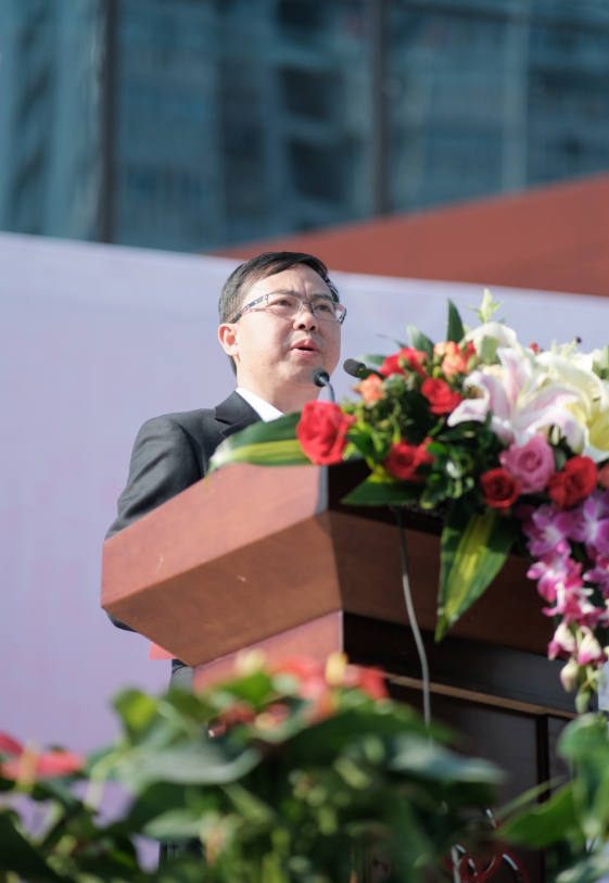 重庆市育才中学校校长张和松宣发开幕(央广网发 重庆育才中学供图)