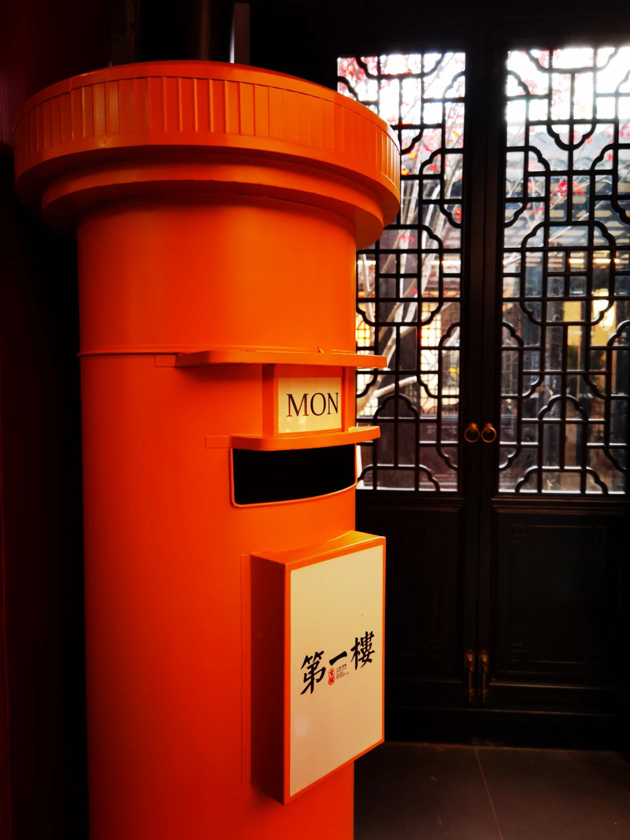 老邮筒增加复古风味