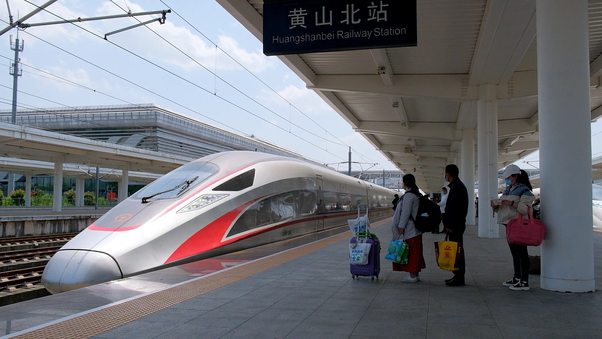 旅客在黄山北站站台有序乘车.