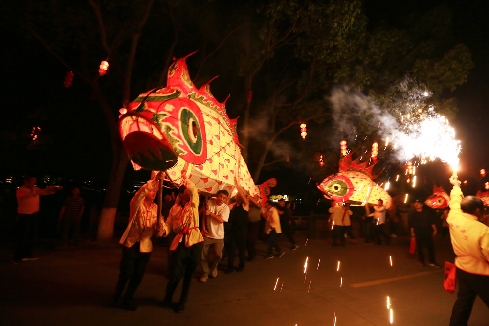 古村联袂上演鱼灯巡游第二届东钱湖殷湾渔灯节万人闹五一