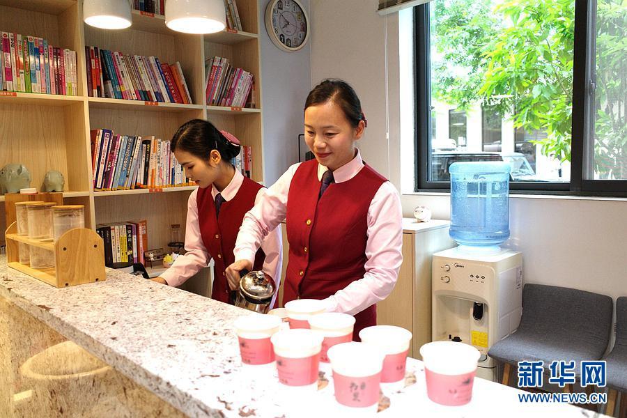 南宁东收费站为员工打造"职工书屋",提供看书,喝咖啡等休闲娱乐场所.