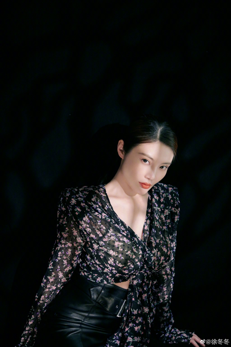 徐冬冬晒光影大片穿碎花上衣尽显成熟女人味