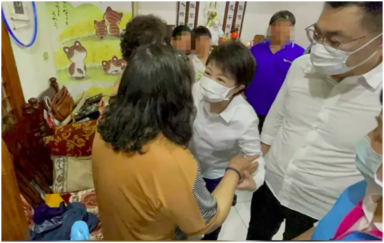 司机袁淳修的母亲(左)接获儿子出事的消息后很痛心。图自台媒