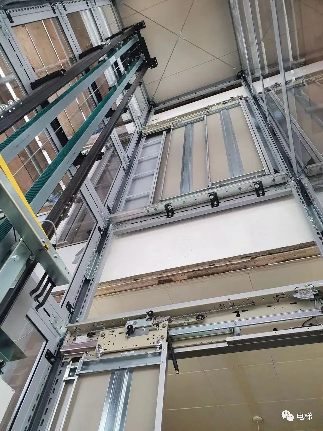 实拍:主机下置强制式钢带电梯__财经头条