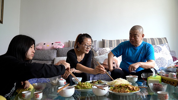 桂军民和外甥女（左一）、女朋友（左二）吃饭