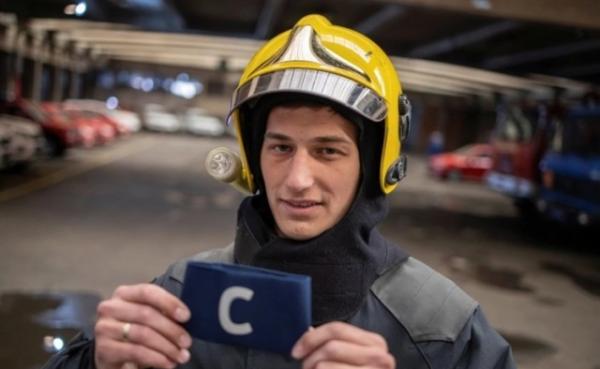 消防员武基切维奇捡走了C罗的袖标，并进行了慈善拍卖。