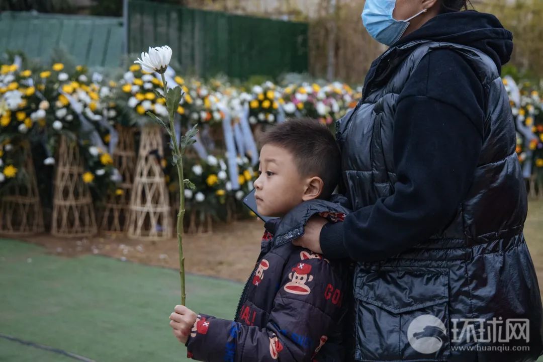 烈士陵园里这一幕太好哭