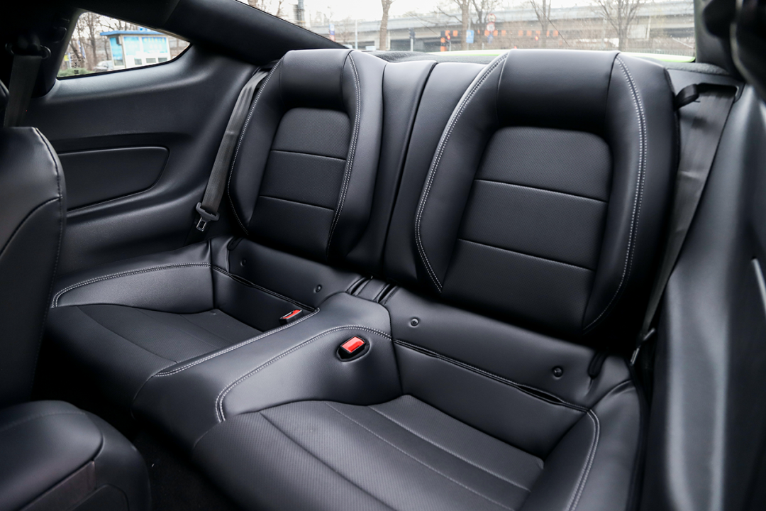 后排空间表现较为局促,不过我认为mustang的车主并不会在意,在绝大