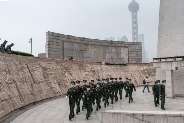 清明假期首日 武警官兵瞻仰上海市人民英雄纪念塔休闲区蓝鸢梦想 - Www.slyday.coM