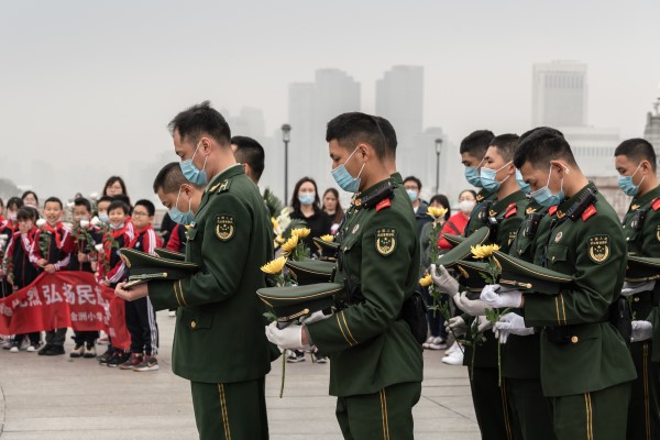清明假期首日 武警官兵瞻仰上海市人民英雄纪念塔休闲区蓝鸢梦想 - Www.slyday.coM