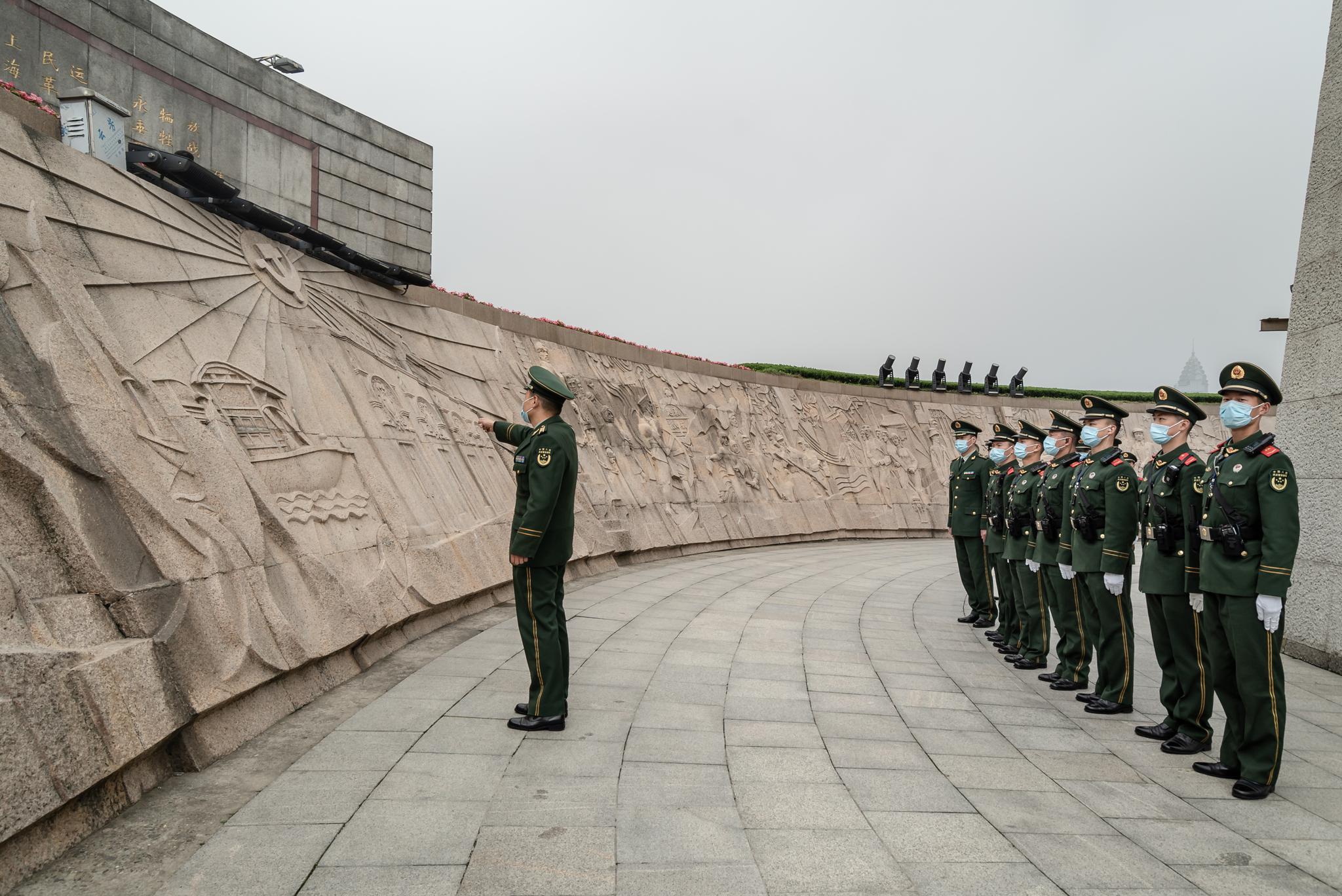 在上海市人民英雄纪念塔前，武警官兵们敬献鲜花缅怀先烈