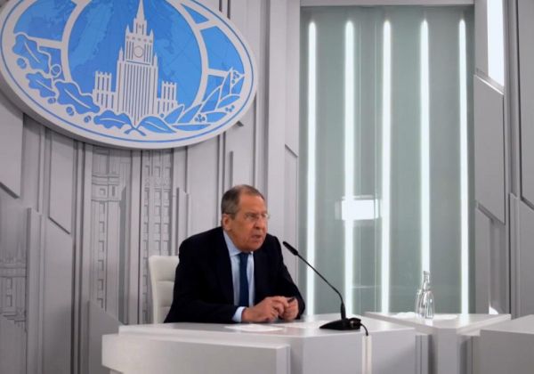 这张3月19日的视频截图显示，俄罗斯外交部长拉夫罗夫在莫斯科通过视频连线接受记者采访。 新华社发