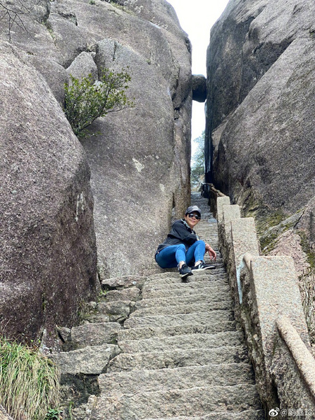 55岁刘嘉玲爬黄山晒美照 素颜脸泛红光状态好
