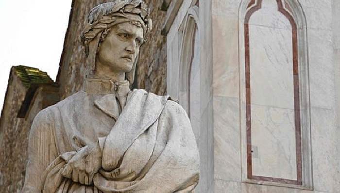 但丁雕像，1865年落成，由佛罗伦萨的圣十字大教堂委托恩里克·帕齐创作。图片来源：Vincenzo Pinto/AFP/Getty Images