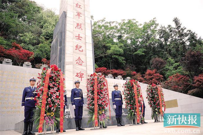 清明节前夕,广东省消防救援总队在韶关铜鼓岭红军烈士纪念碑前缅怀