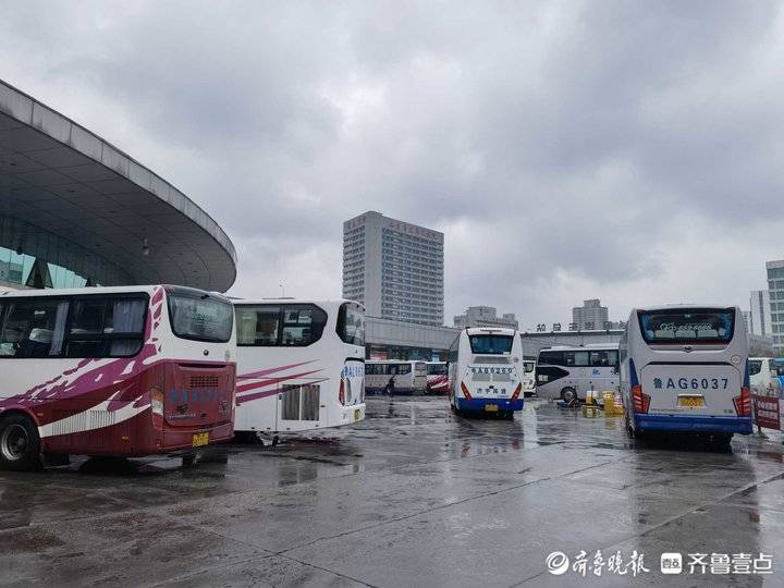 清明假期首日济南长途汽车站车流量很大