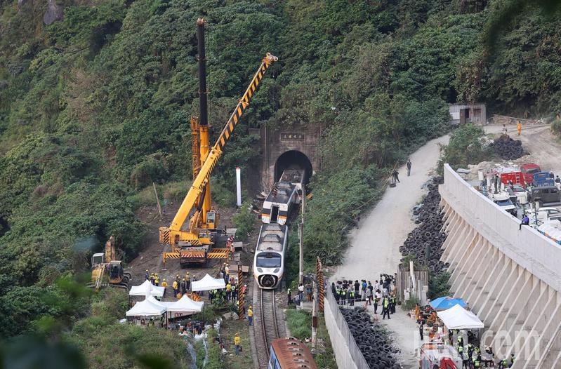 工程人员3日出动大型吊车，要将卡在隧道内的车厢拖出。图自台湾联合新闻网