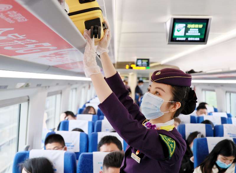 乘务员在整理行李架 杭州客运段 周围 摄