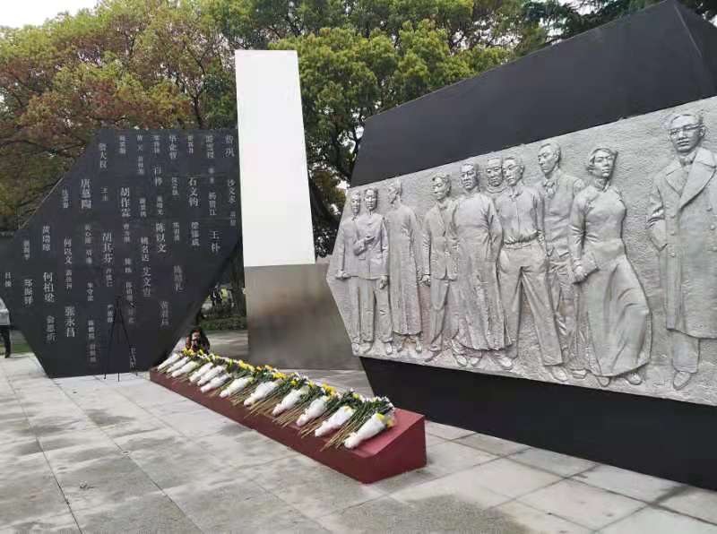 正文4月2日,复旦烈士雕塑和纪念广场在复旦大学邯郸校区落成揭幕.