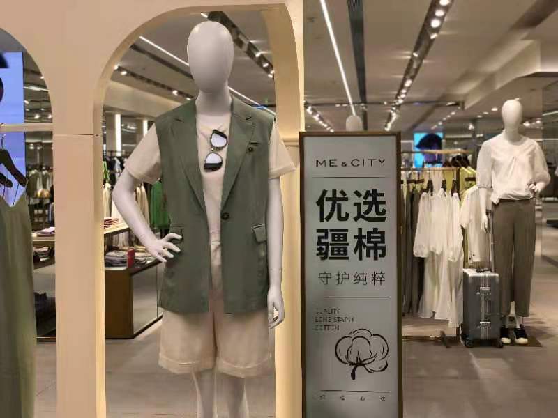 上海环球港某服装门店，店内打出新疆棉相关产品的广告 。 记者有之炘 摄