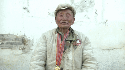 雄赳赳气昂昂衢州93岁老兵这一趴让人肃然起敬