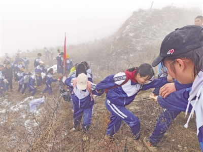 固原市2000多名学生徒步54公里祭英烈