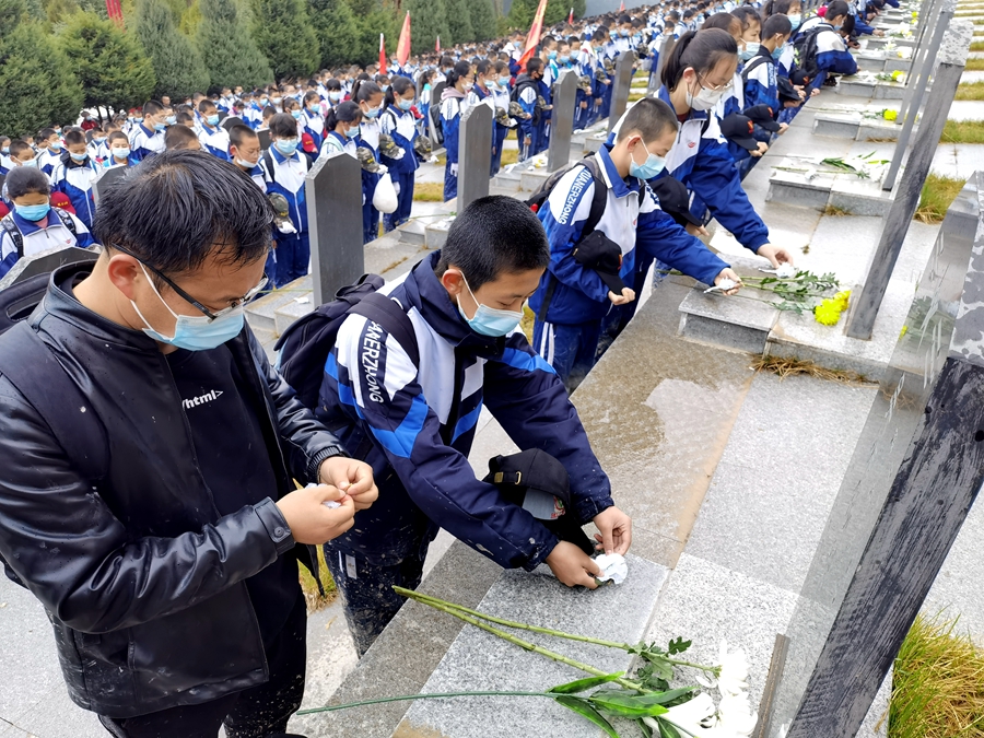 宁夏固原弘文中学坚持26年师生徒步54公路缅怀革命先烈