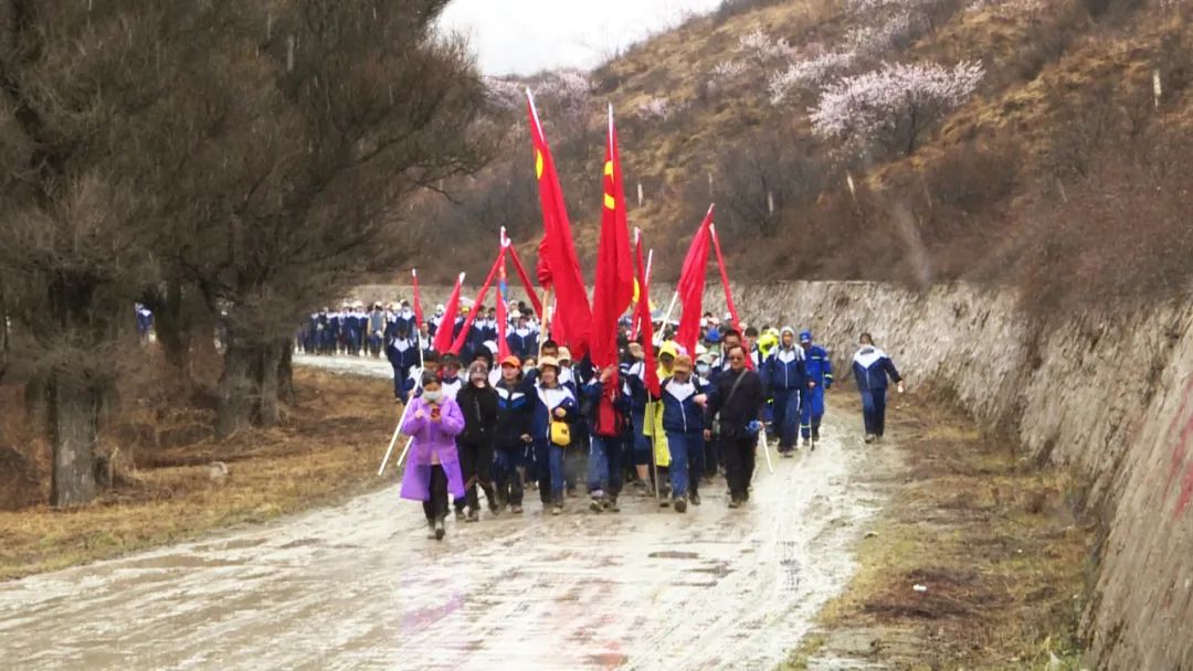 固原二中2000余名师生徒步任山河,祭奠英烈锻精神!