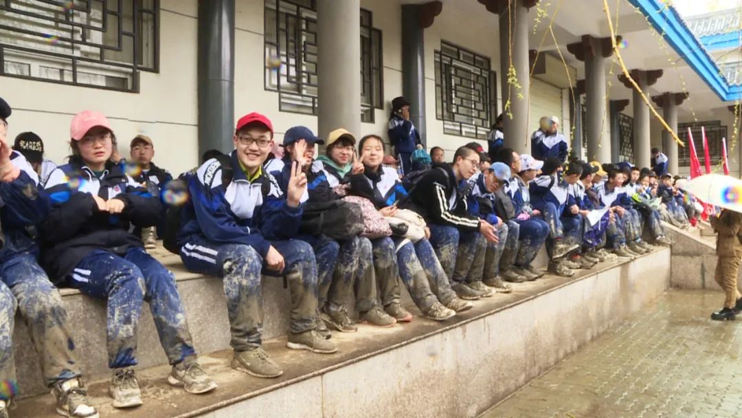 固原二中2000余名师生徒步任山河,祭奠英烈锻精神!