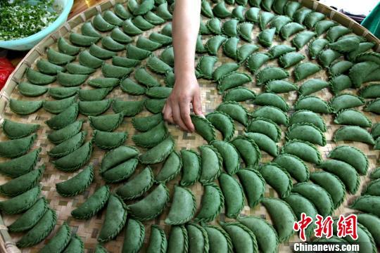 资料图:排列整齐的“清明饺”制作完成。吴建平 摄