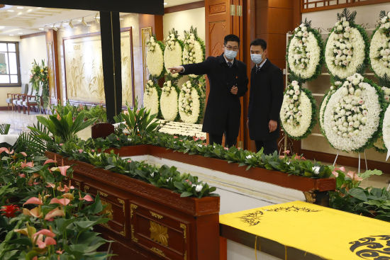 清明节,人们在北京八宝山老山骨灰堂祭祀先人.