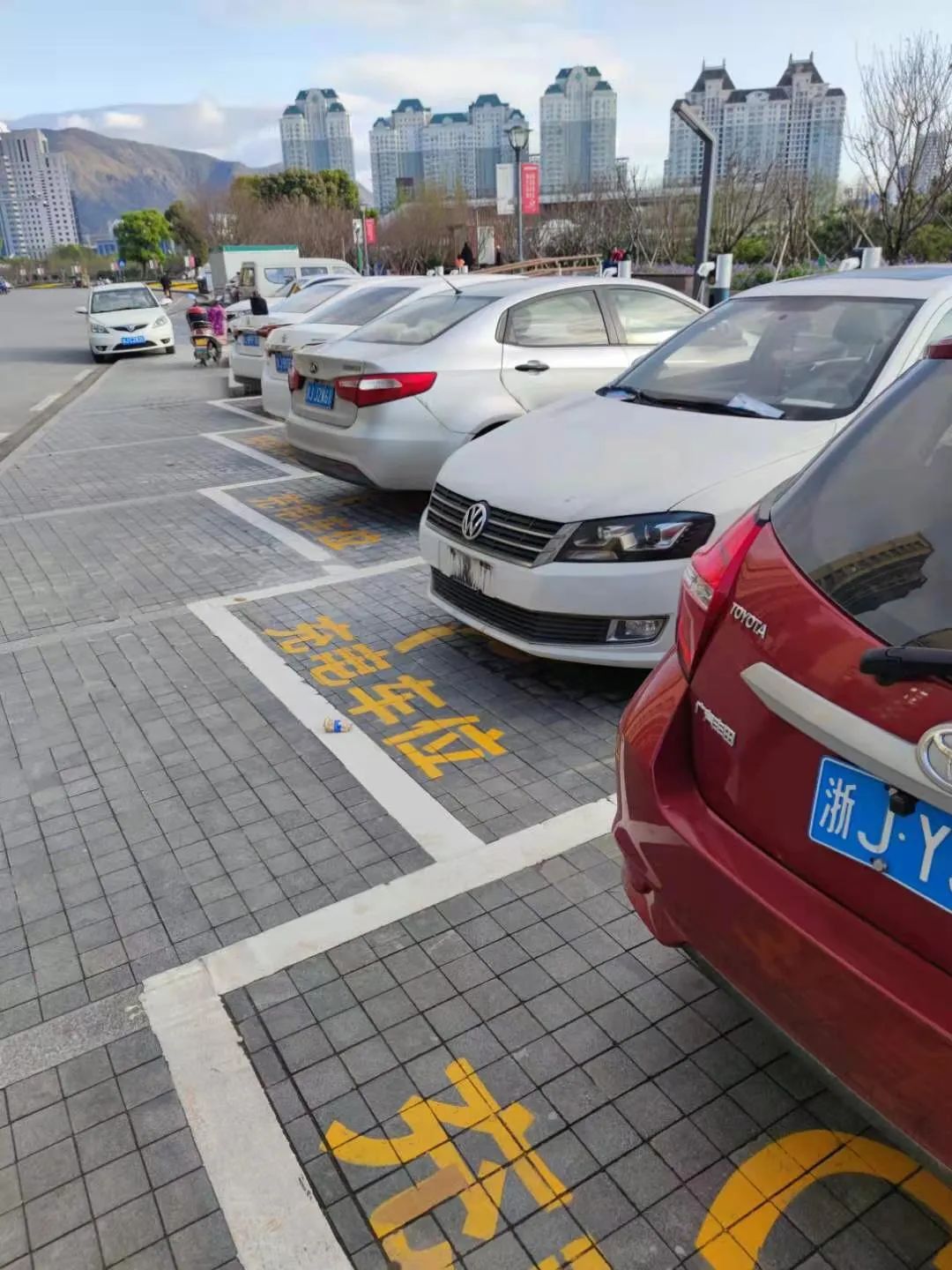 " 多名车主吐槽:充电车位被占充不了,热门充电桩排队时间长