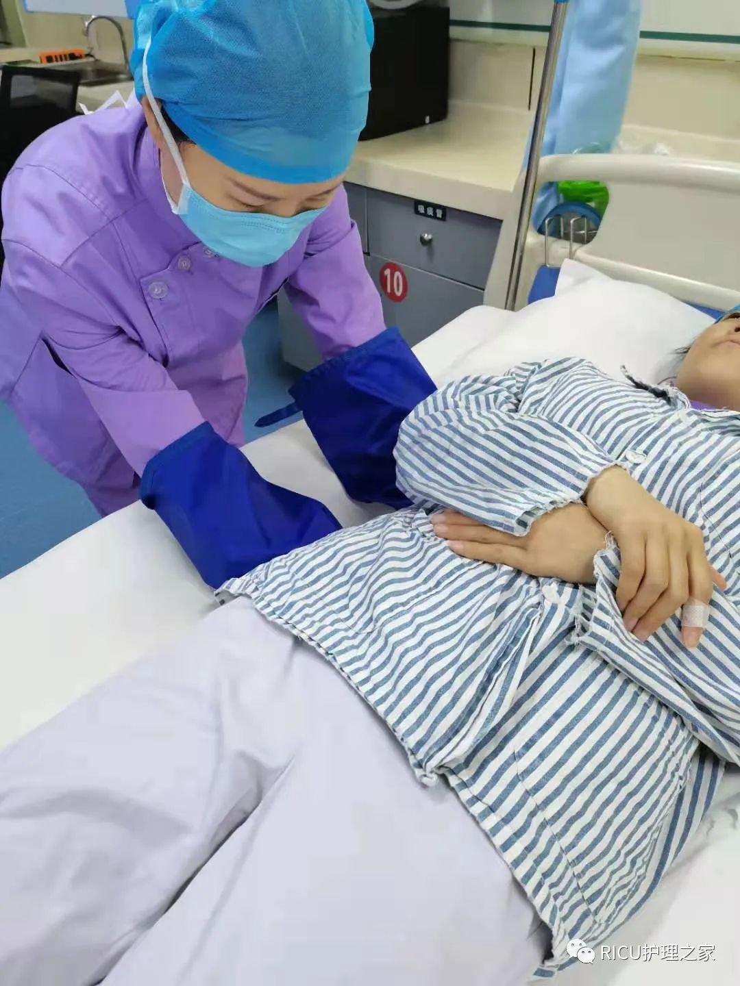 巧用翻身工具预防长期卧床患者压疮