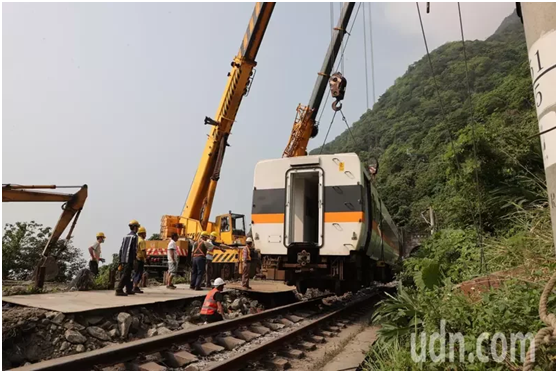工程人员陆续吊起列车车厢并放回轨道中(图源:台湾《联合报》)
