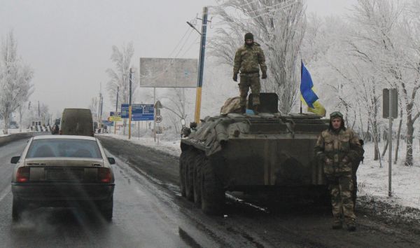 资料图：通往乌克兰顿涅茨克市的路上拍摄的从前线撤回的乌政府军装甲车。（新华社）