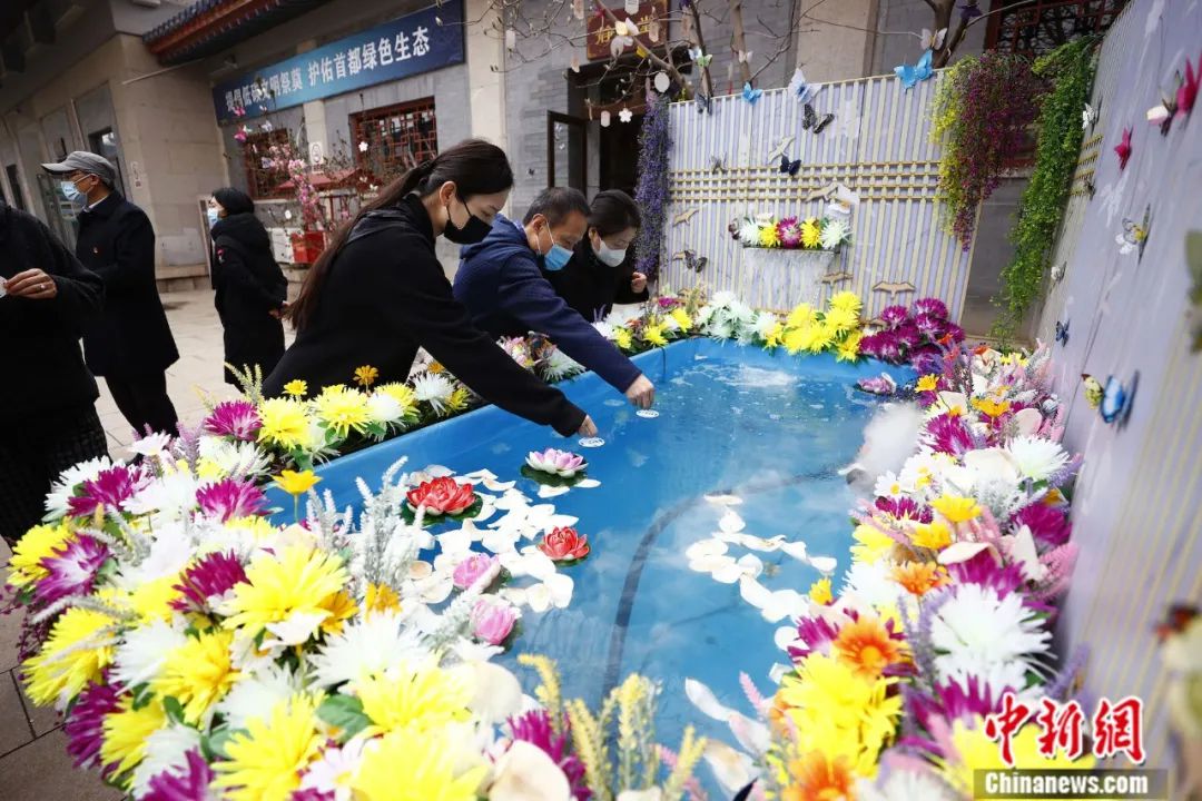 北京八宝山殡仪馆推出水溶祭祀品。富田 摄