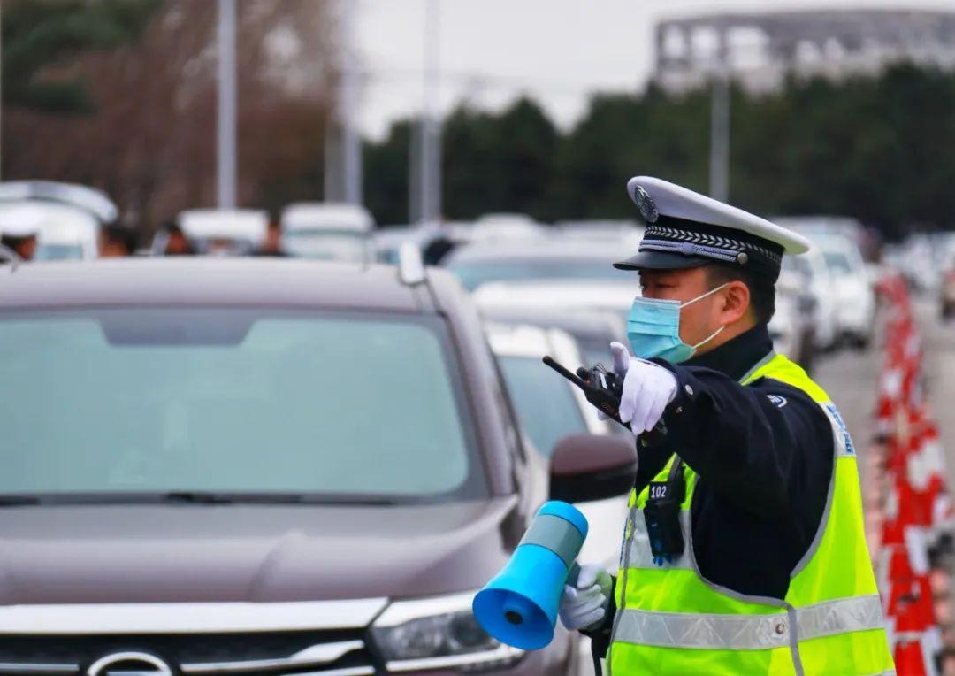 清明假期 沈阳公安交警路面执勤风采