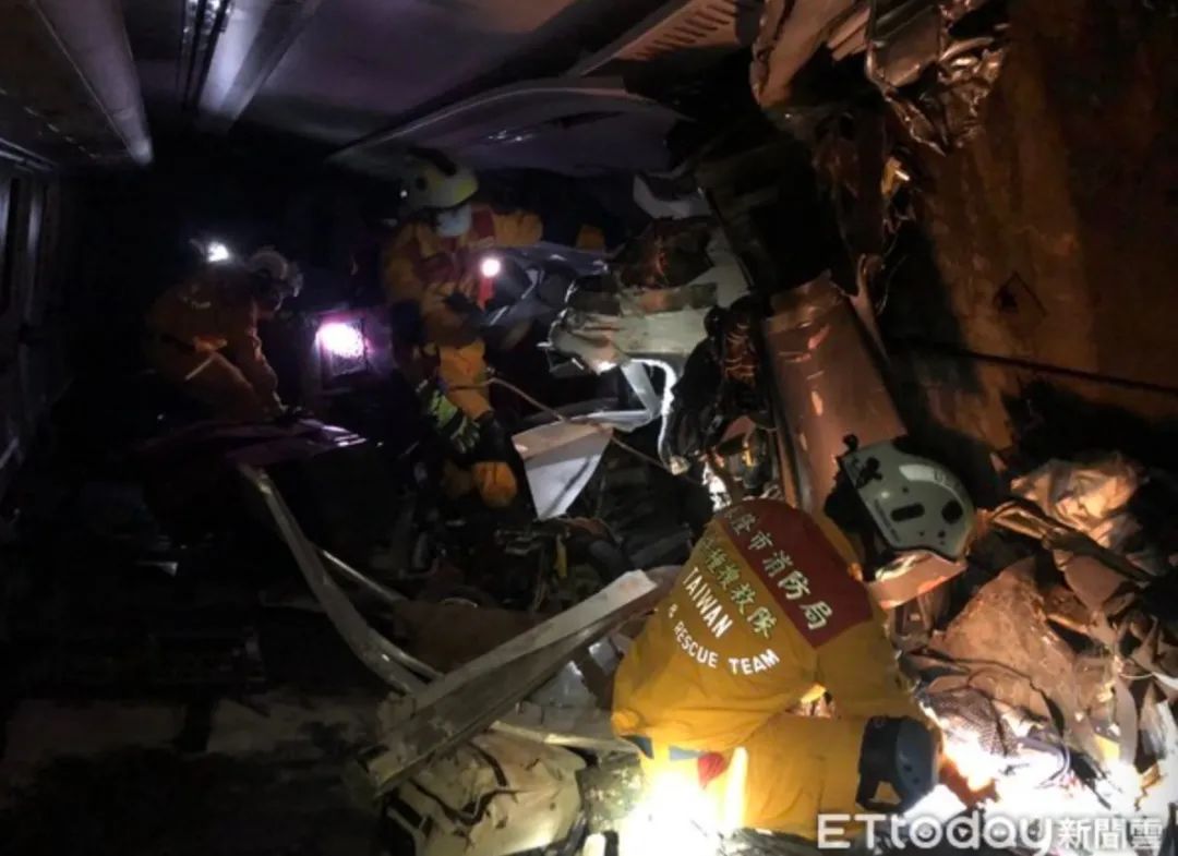 台铁列车脱轨事故第三天丨死亡人数由51下修为48，涉事工程车车主被起底休闲区蓝鸢梦想 - Www.slyday.coM