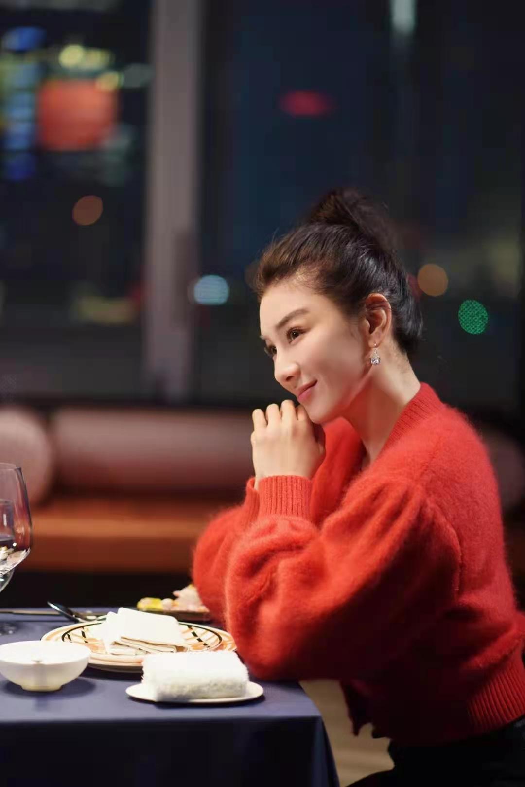 43岁黄奕与崔伟合体做高难度瑜伽 两人夜幕下浪漫晚餐