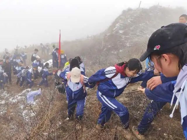 【关注】徒步54公里！固原2000多名学生赴任山河烈士陵园祭英烈