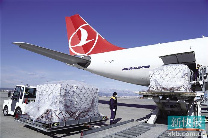 4月3日,工作人员在格鲁吉亚第比利斯国际机场卸载运抵的中国新冠