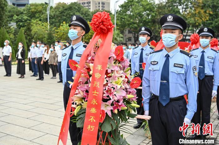 All walks of life in Guangzhou held a memorial ceremony for the revolutionary martyrs.  Photo by Chen Jimin