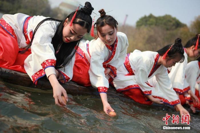 资料图:一场重现中国古代春秋时期上巳节“曲水流觞、临水浮卵、水上浮枣”风俗的活动在江苏常州淹城春秋乐园内上演。唐娟 摄