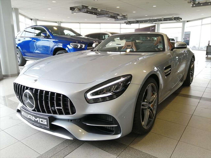 奔驰amggt敞篷版到店实拍搭40tv8引擎还带后轴转向