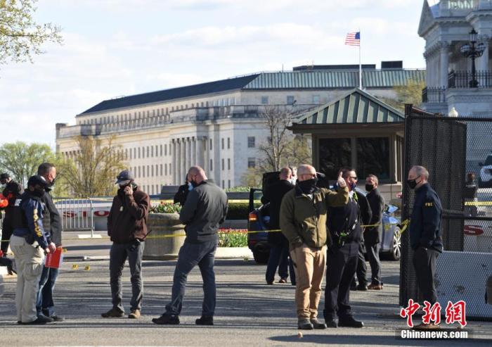 当地时间4月2日，位于首都华盛顿的美国国会附近发生袭警事件，造成一名嫌疑人和一名警察死亡，另有一名警察受伤。图为位于国会大厦北侧入口处的事发现场。 中新社记者 陈孟统 摄